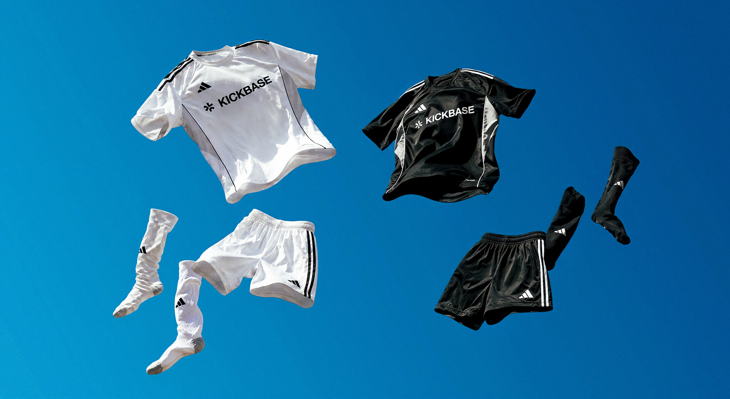 Kompletter Kickbase-Trikotsatz: weiße und schwarze Trikots, Hosen und Stutzen mit adidas- und Kickbase-Branding